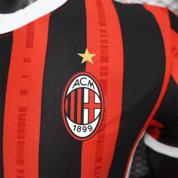 Camiseta de fútbol del equipo local del AC Milan 24/25