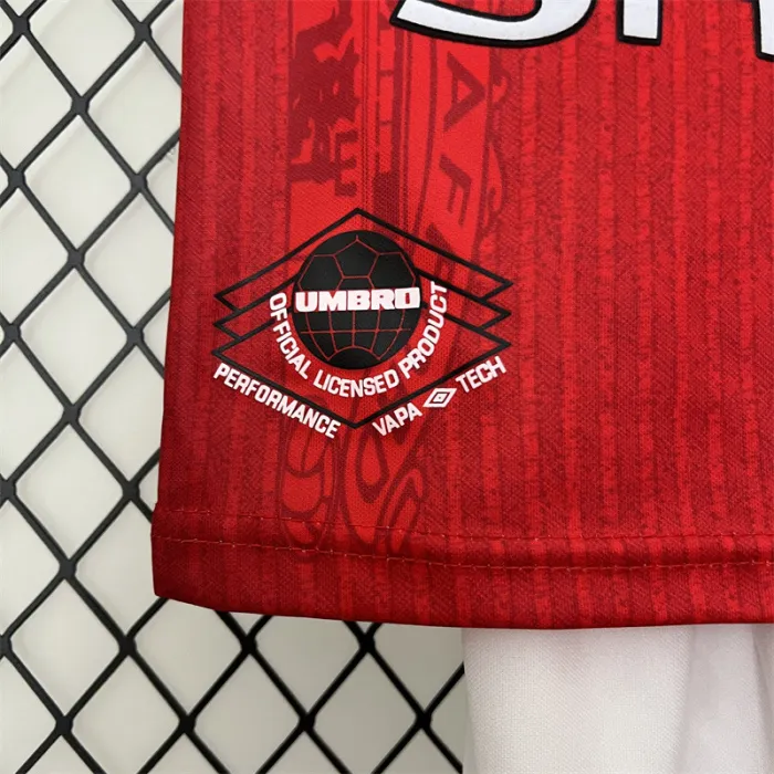 Camiseta retro de local del Manchester United para niños de la temporada 96/97