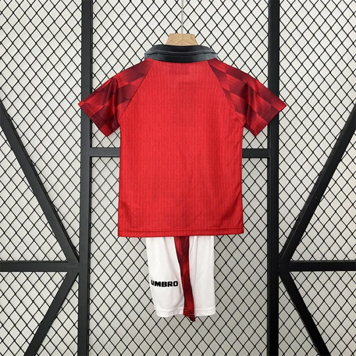 Camiseta retro de local del Manchester United para niños de la temporada 96/97