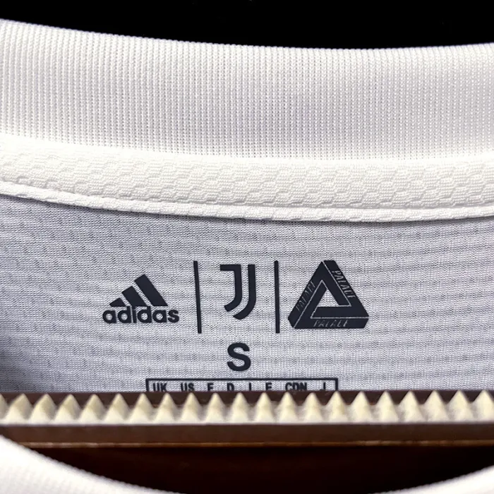 Camiseta de fútbol retro de la Juventus Home Kit 20/21